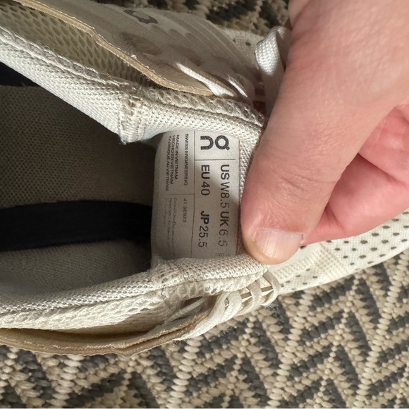 On cloud running shoes - Picture 4 of 4